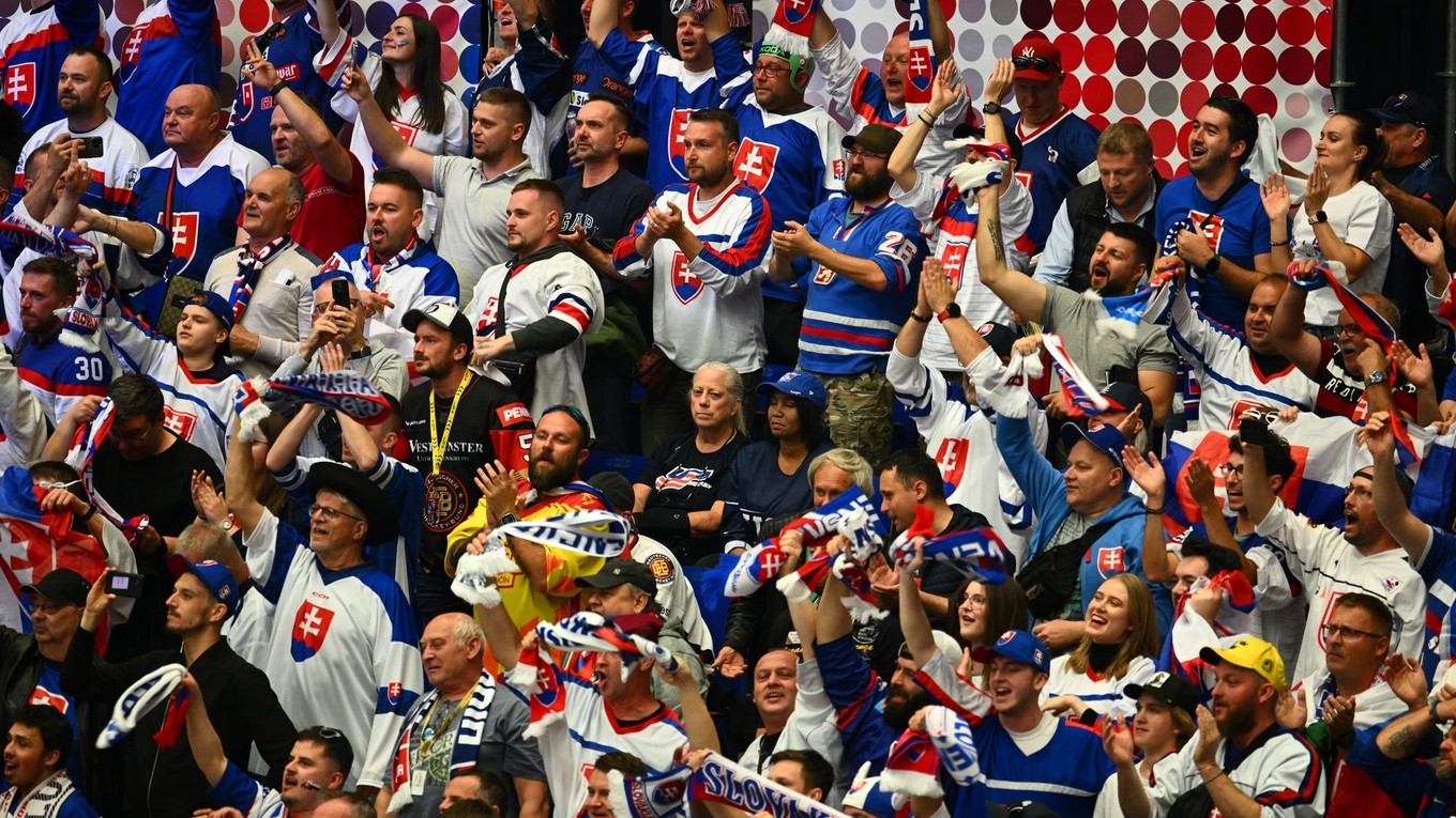 Na snímke slovenskí fanúšikovia povzbudzujú počas zápasu USA - Slovensko