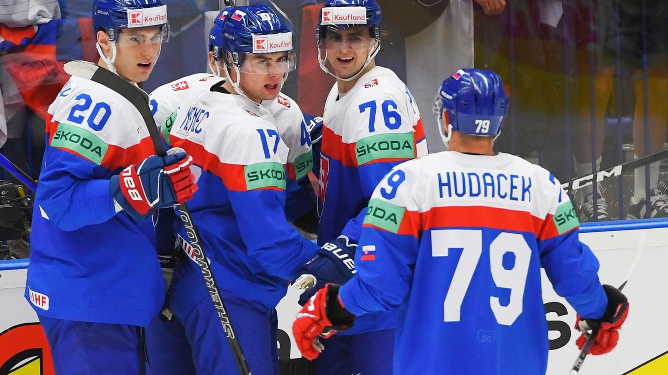 Slovenskí hokejisti sa tešia z gólu