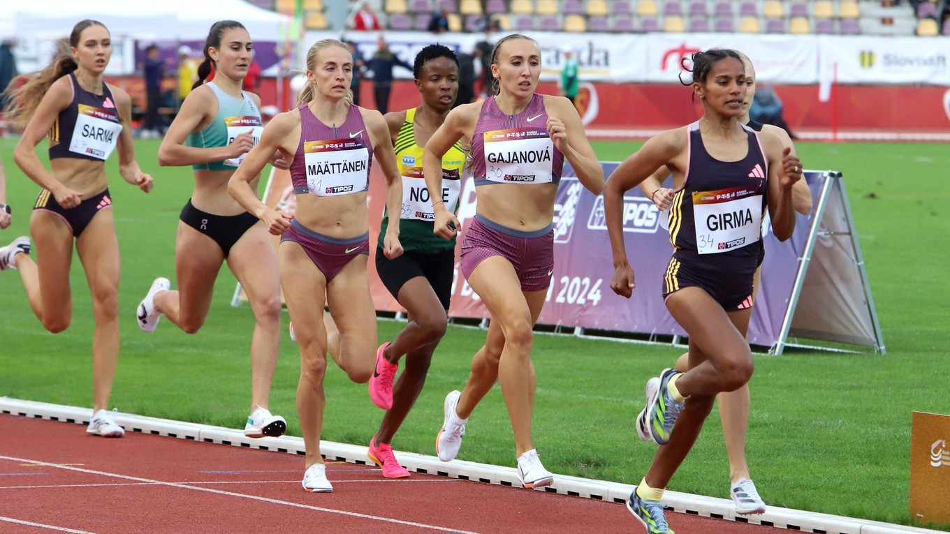 beh 800 metrov, uprostred Gabika Gajanová (SVK) počas 59. ročníka Slovenského atletického mítingu P-T-S na Štiavničkách v Banskej Bystrici 
