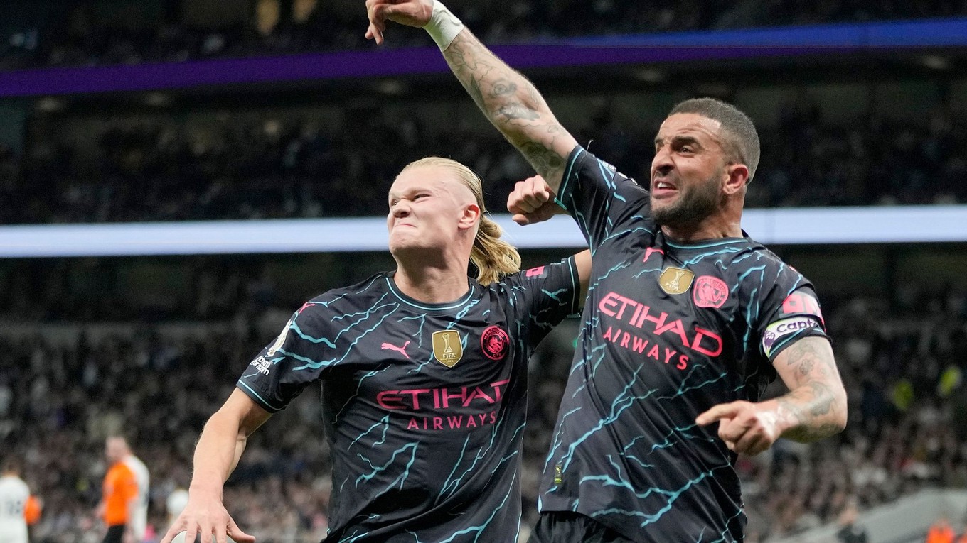 Erling Haaland (vľavo) a Kyle Walker sa tešia po strelenom góle v drese Manchester City.