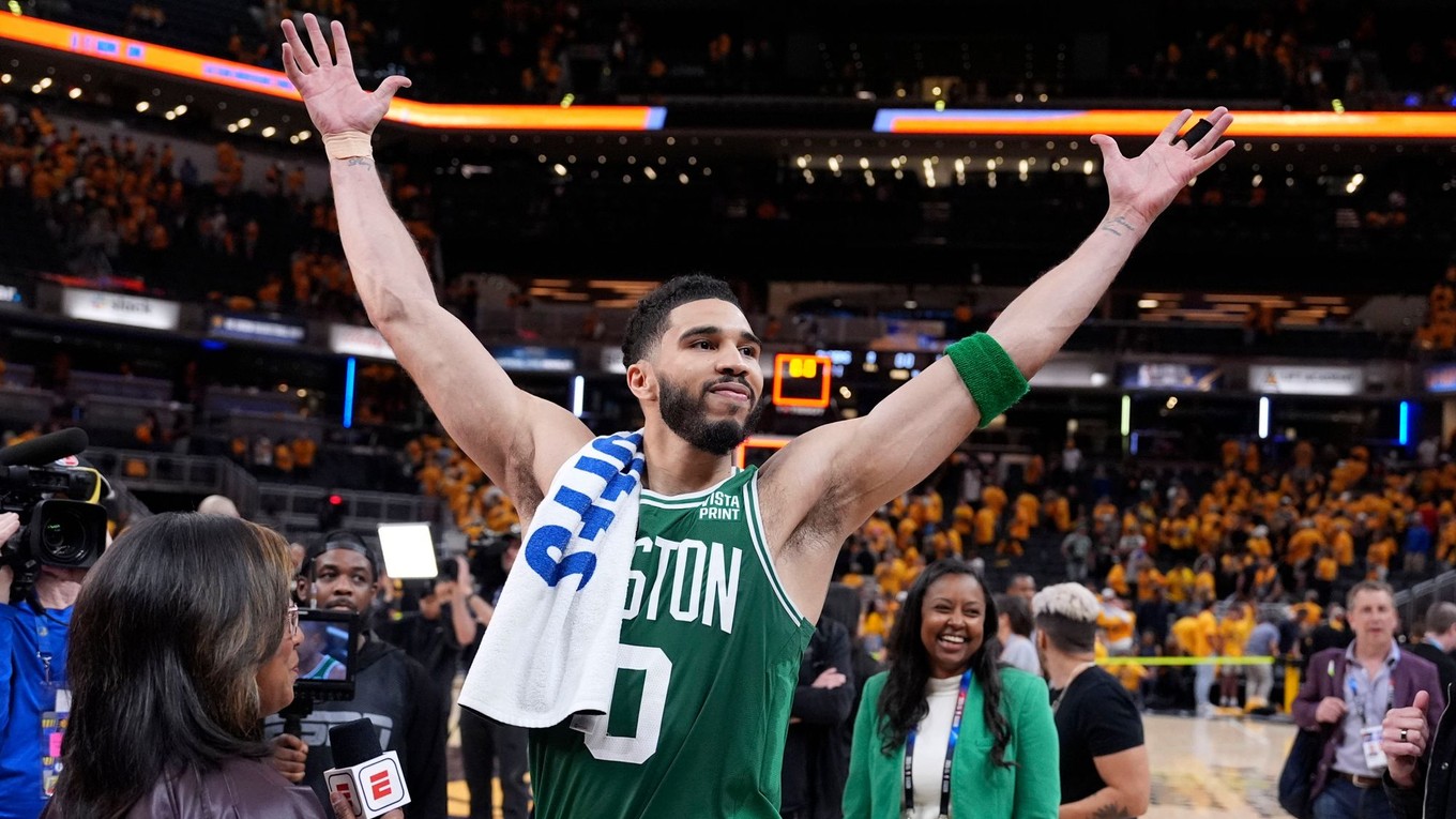 Víťazné gesto lídra basketbalistov Bostonu Celtics Jaysona Tatuma.
