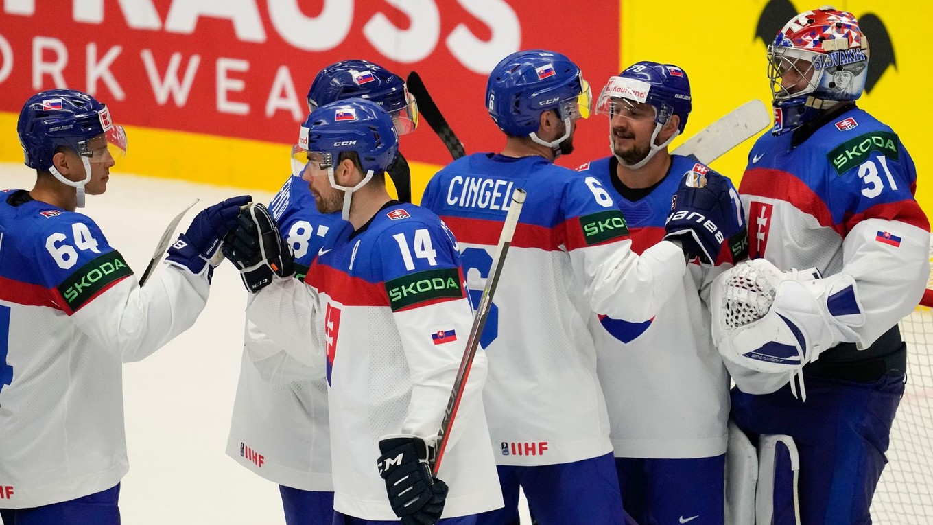 Slovenskí hokejisti sa tešia po víťazstve nad Poľskom na MS v hokeji 2024.