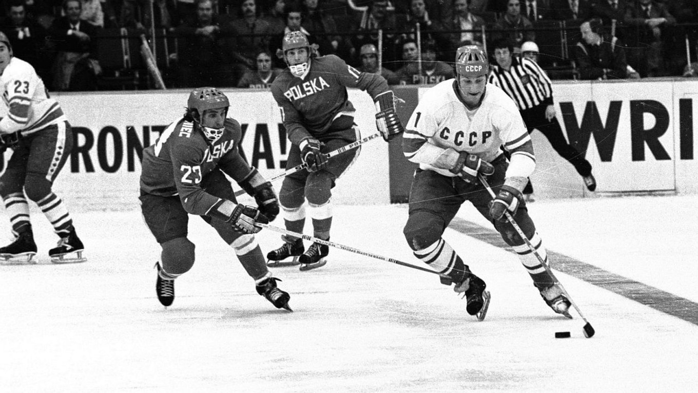 Momentka zo zápasu Poľsko - Sovietsky zväz na MS v hokeji 1976.