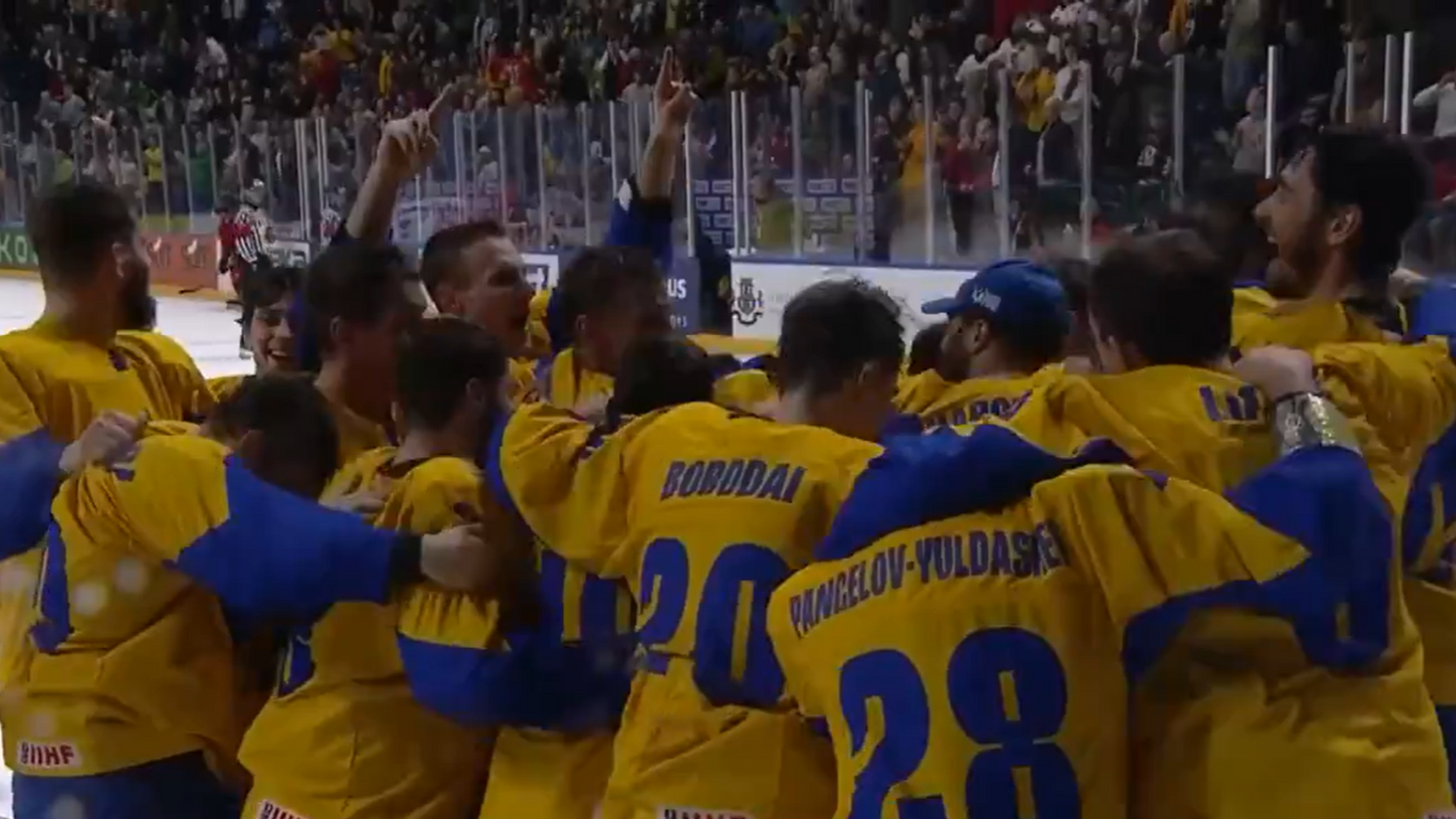 Ukrajinskí reprezentanti sa tešia z celkového víťazstva na turnaji 1-B divízie MS v hokeji 2024.