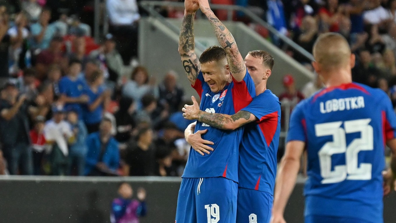 Juraj Kucka (vľavo) a Ondrej Duda sa tešia po strelenom góle v zápase Slovensko - Wales v príprave na EURO 2024.