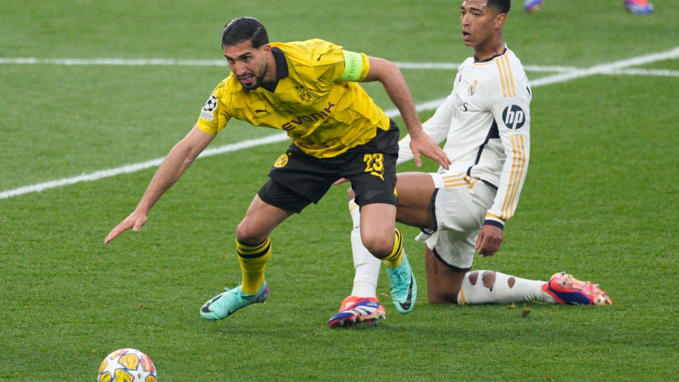 Emre Can (vľavo) a Jude Bellingham v zápase Borussia Dortmund - Real Madrid vo finále Ligy majstrov 2023/2024