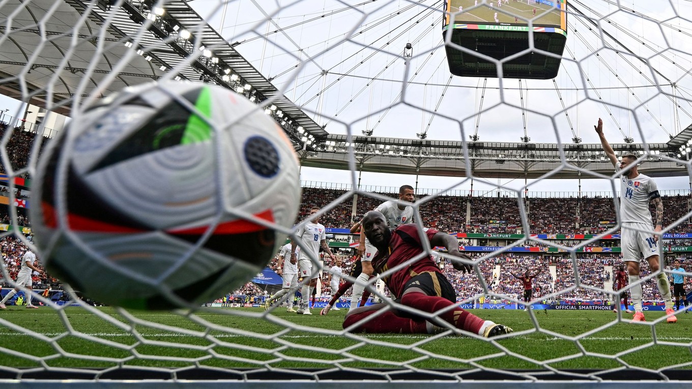 Romelu Lukaku dáva gól, ktorý neplatil pre ofsajd. Belgicko prehralo so Slovenskom 0:1.
