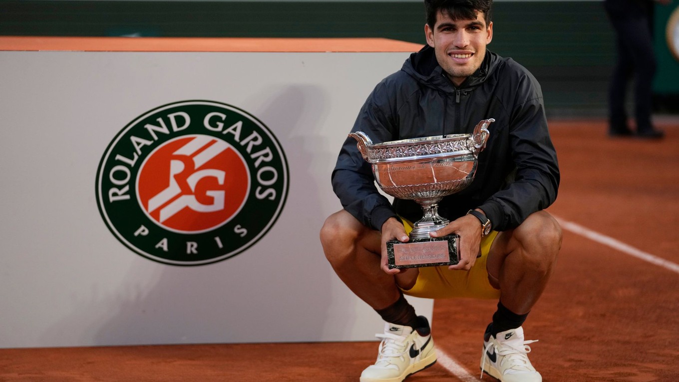Carlos Alcaraz s trofejou z Roland Garros 2024.
