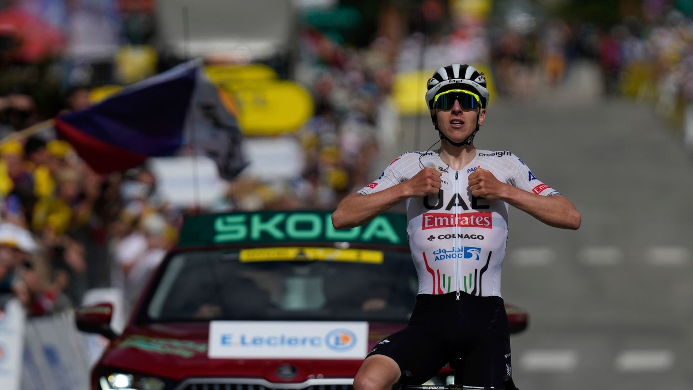 Tadej Pogačar oslavuje víťazstvo v 4. etape na Tour de France. 