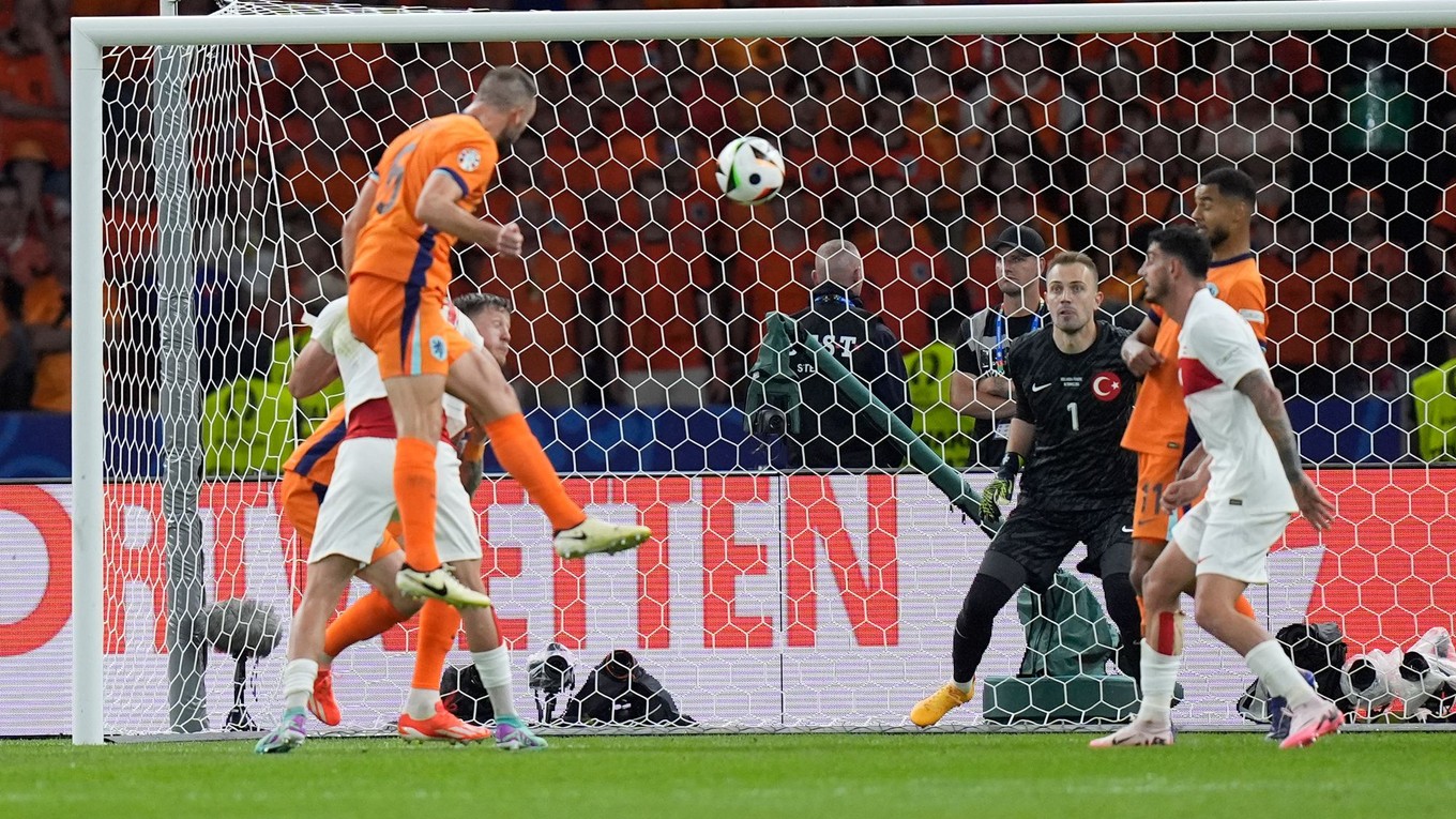 Vyrovnávajúci gól Stefana de Vrija vo štvrťfinále Holandsko - Turecko na EURO 2024. 