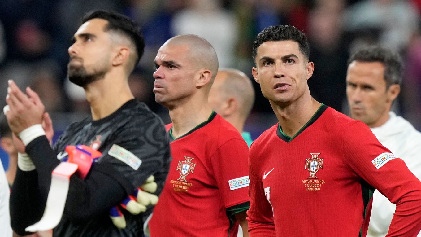 Sklamaní portugalskí hráči Diogo Costa, Pepe a Cristiano Ronaldo.