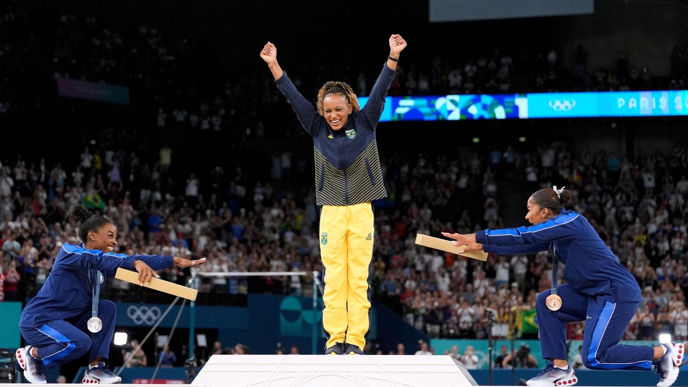 Simone Bilesová a Jordan Chilesová vzdávajú hold víťazke v prostných Brazílčanke Rebece Andradeovej na OH v Paríži.