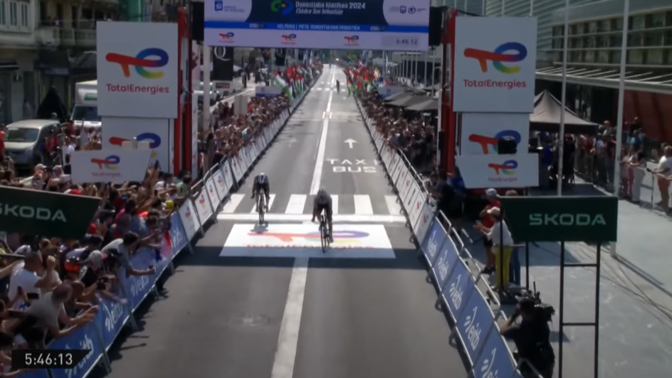 Julian Alaphilippe (vľavo) a Marc Hirschi v cieli pretekov Classica San Sebastian 2024.