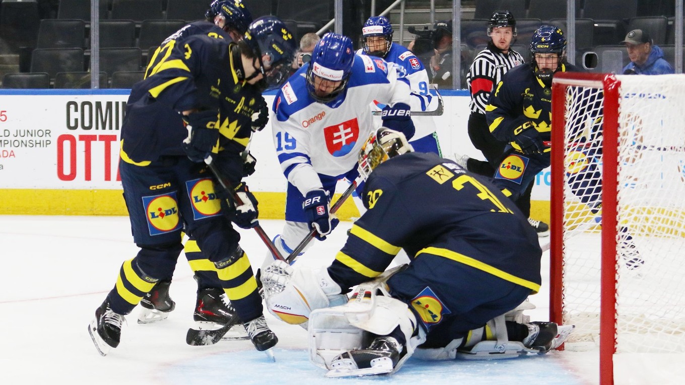 Slovenský hokejista Timothy Kazda pred švédskou bránkou v zápase Hlinka Gretzky Cup 2024.