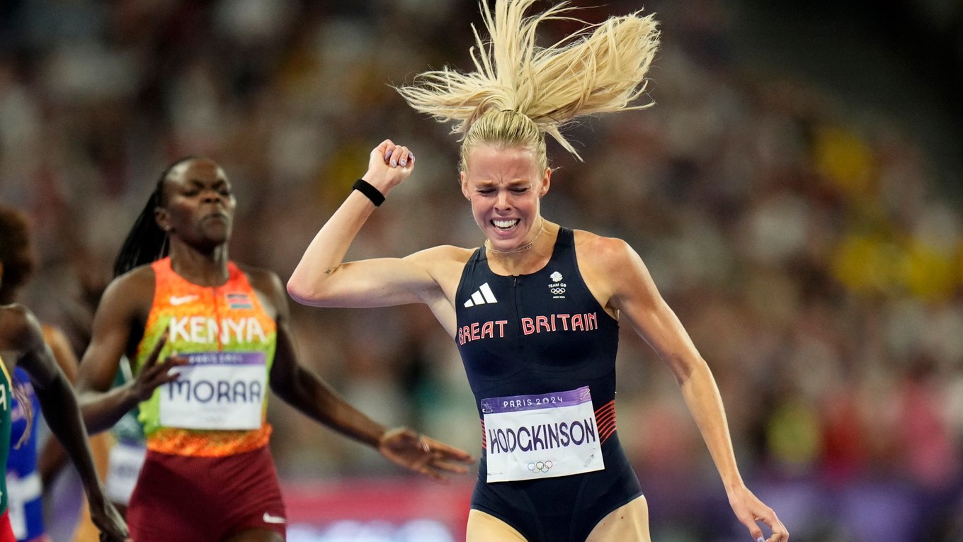 Keely Hodgkinsonová získala zlatú medailu v behu na 800 m na OH 2024.