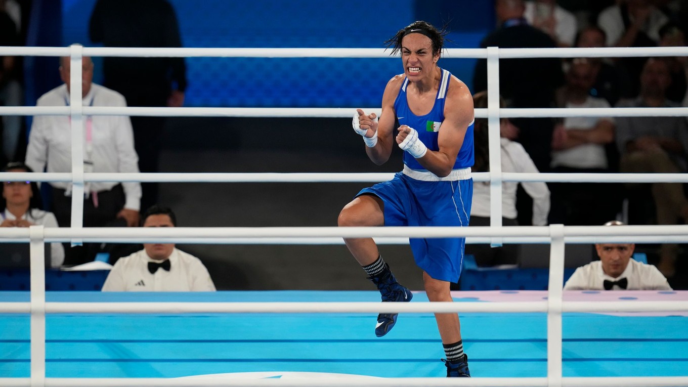 Alžírska boxerka Imane Chelifová oslavuje víťazstvo v semifinále boxerského turnaja na OH 2024 v Paríži.