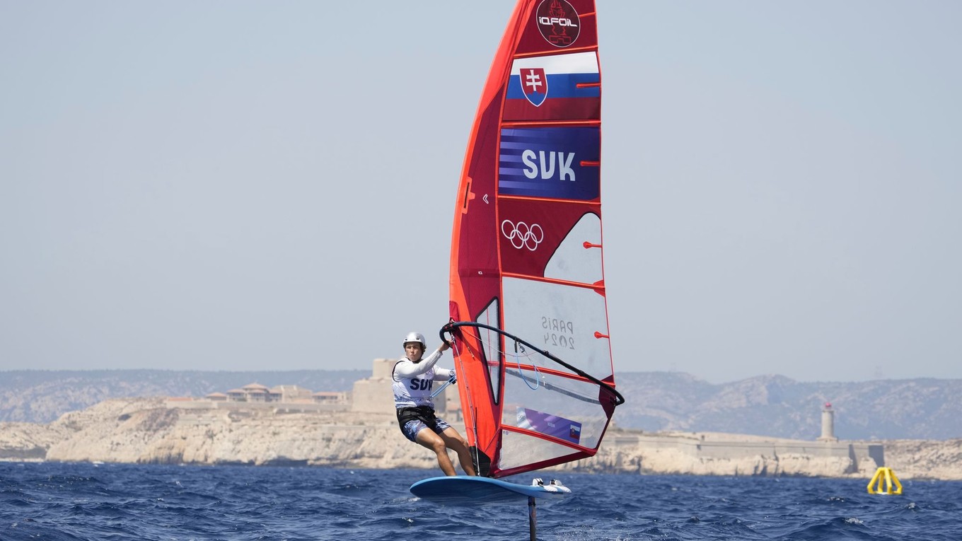 Slovenský windsurfista Róbert Kubín počas OH 2024.