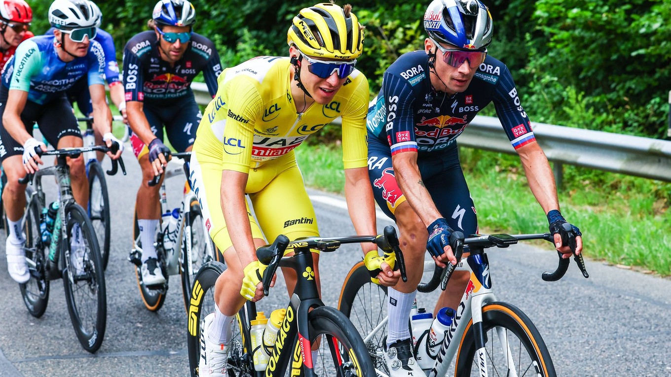 Tadej Pogačar a Primož Roglič počas Tour de France 2024.