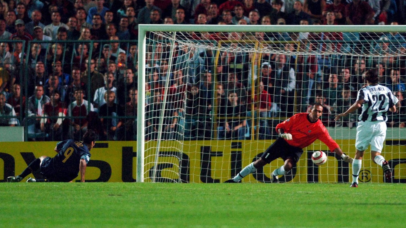 Julio Cruz strieľa jediný gól zápasu Artmedia Bratislava - Inter Miláno v skupine H Ligy majstrov 2005/2006.