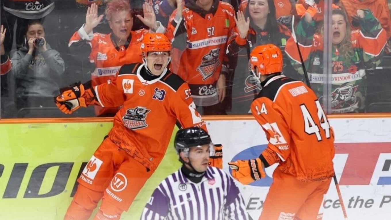 Hokejisti Sheffield Steelers sa tešia po triumfe nad HC Sparta Praha v Lige majstrov.