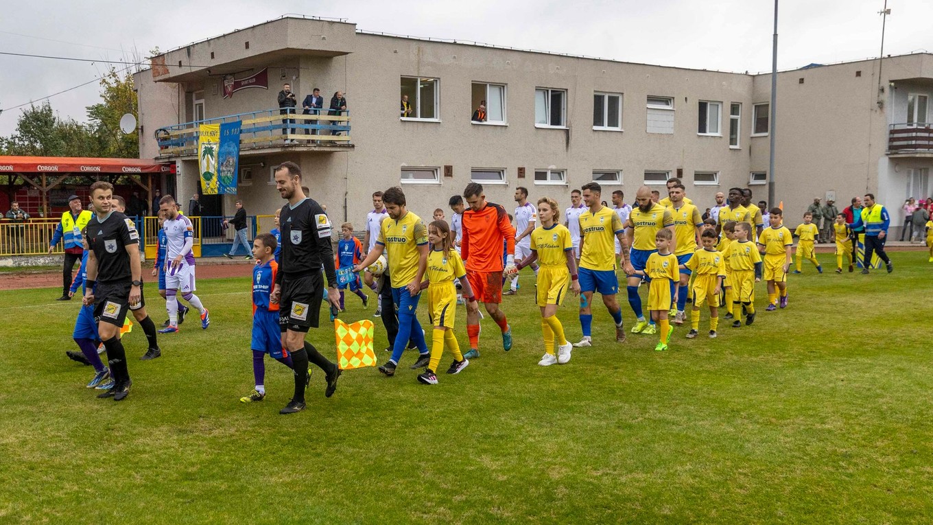 Nástup hráčov pred zápasom FTC Fiľakovo - KFC Komárno.