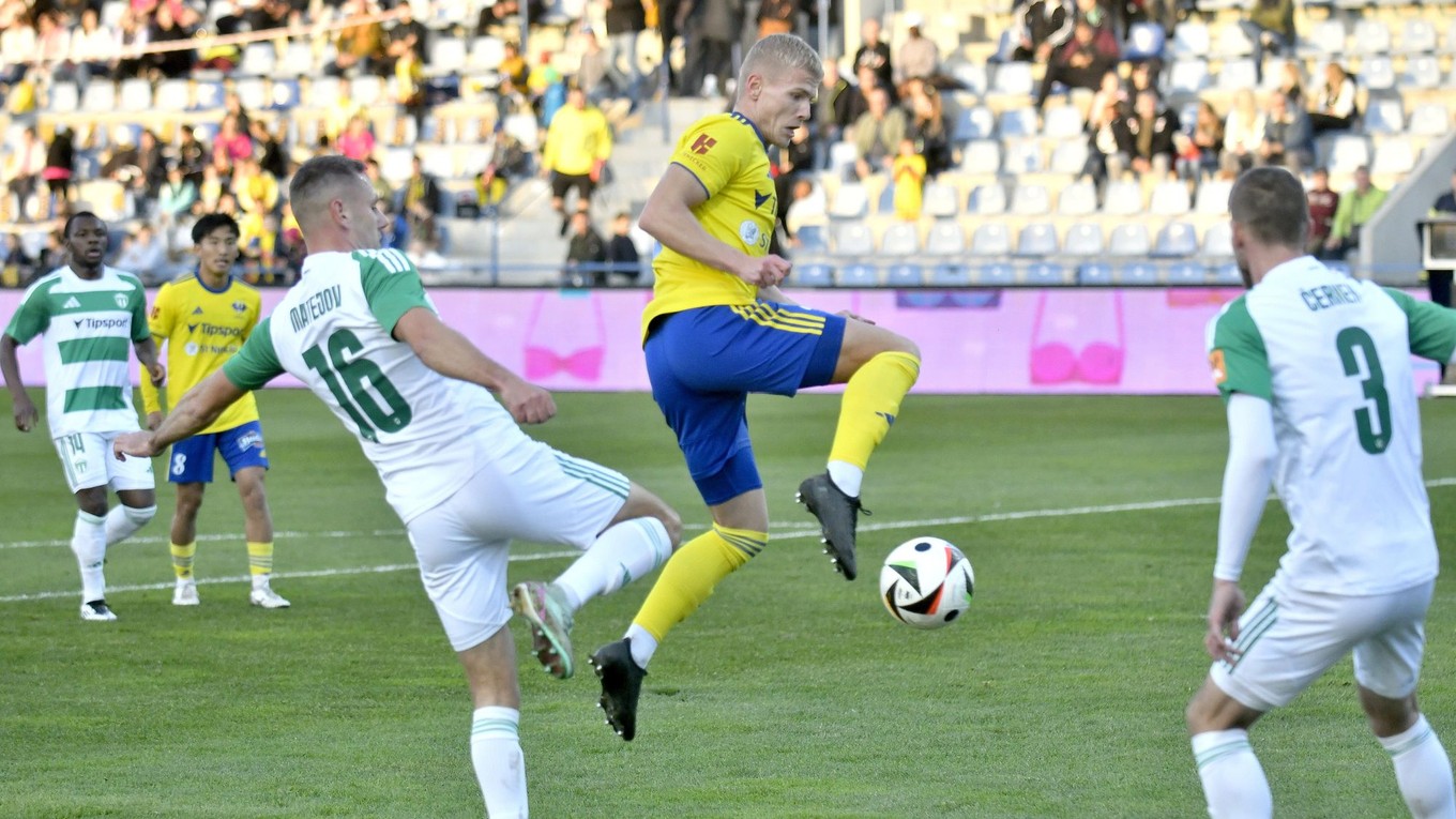 Druhý sprava Lukáš Šimko, vľavo Róbert Matejova a vpravo Martin Černek v zápase Niké ligy MFK Zemplín Michalovce - MFK Skalica.