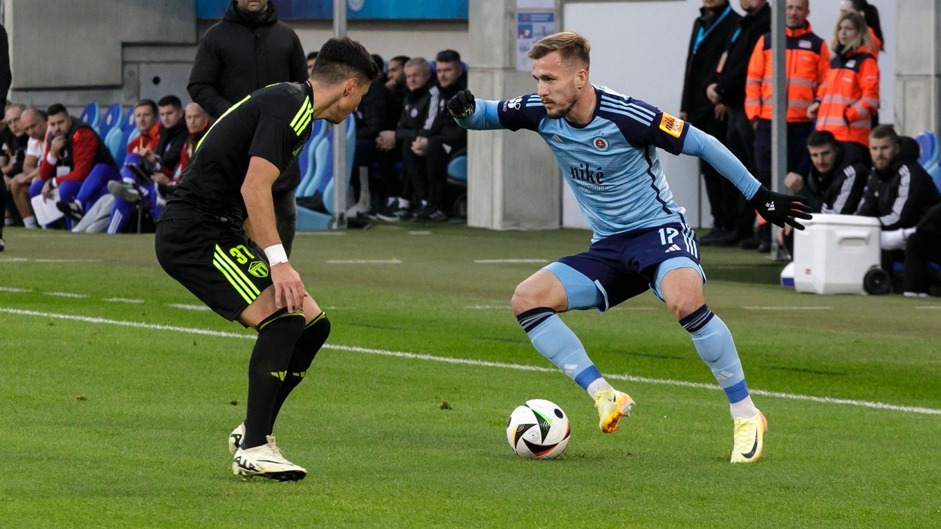 Jurij Medveděv (Slovan) a Adam Krčík (Skalica) počas zápasu 14. kola futbalovej Niké ligy.