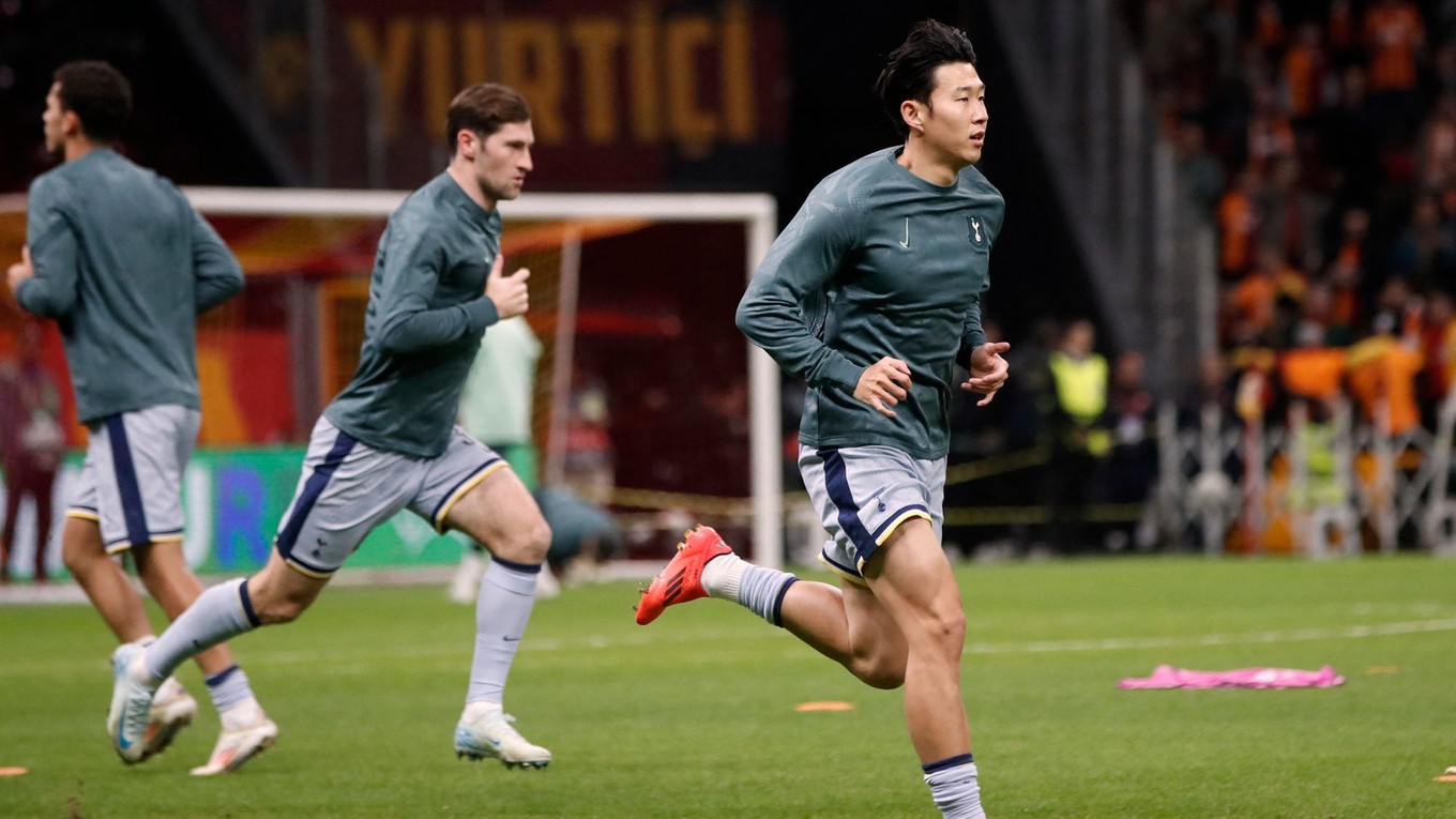 Son Heung-min (vo štvrtok) v predzápasovej rozcvičke Európskej Ligy Galatasaray Istanbul - Tottenham Hotspur.