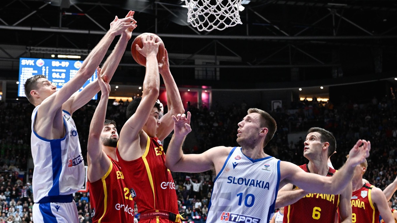 Vladimír Brodziansky (vpravo) a Michael Fusek (vľavo) v zápase Slovensko - Španielsko v kvalifikácii ME v basketbale 2025.