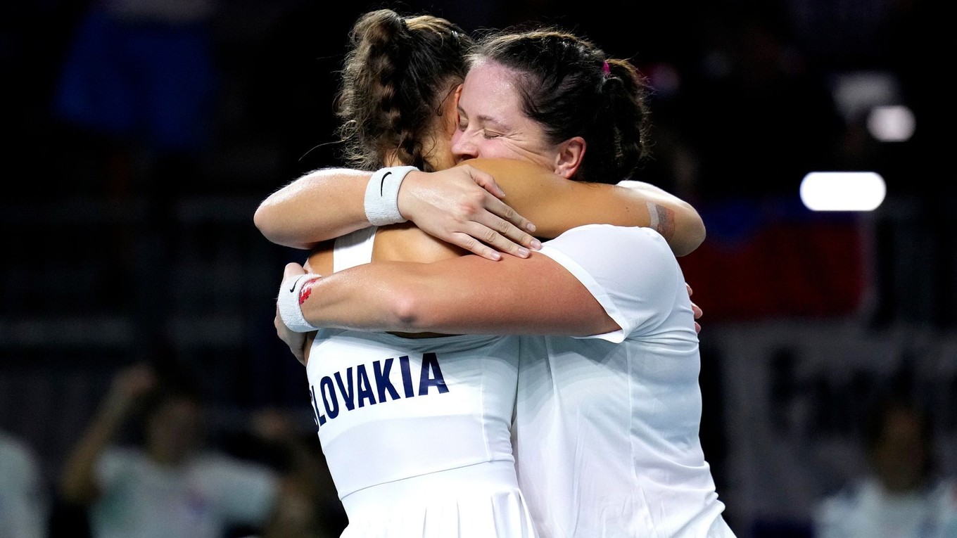 Tereza Mihalíková a Viktória Hrunčáková počas semifinále Billie Jean King Cupu 2024.