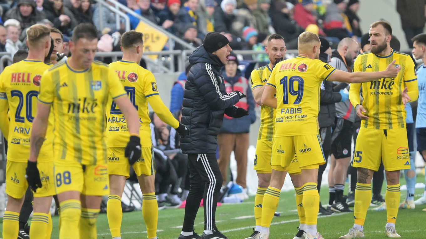 Na snímke uprostred tréner FC Košice Roman Skuhravý.