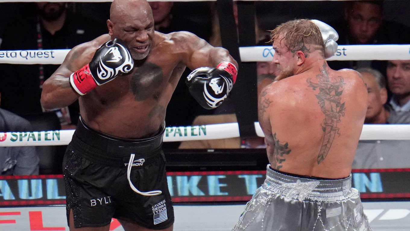 Mike Tyson (vľavo) v súboji s Jakeom Paulom.