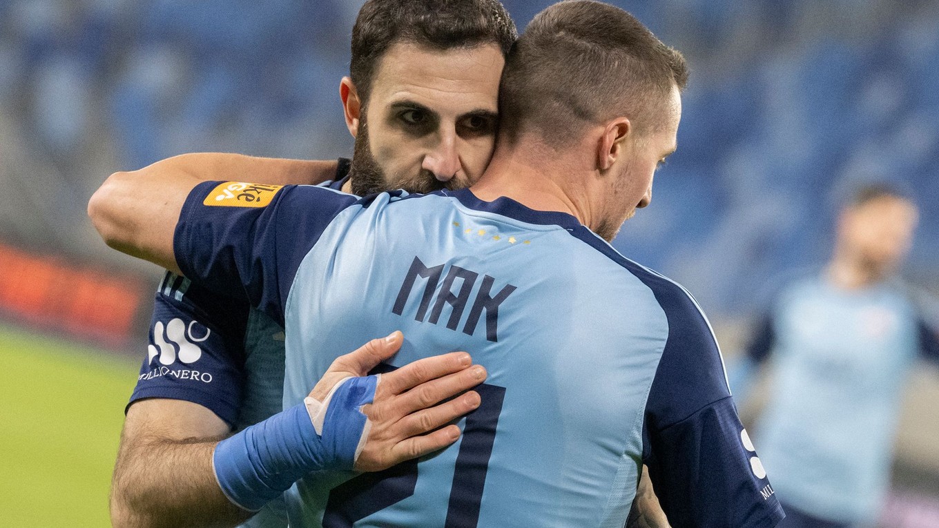 Tigran Barseghjan a vpravo Róbert Mak oslavujú gól.