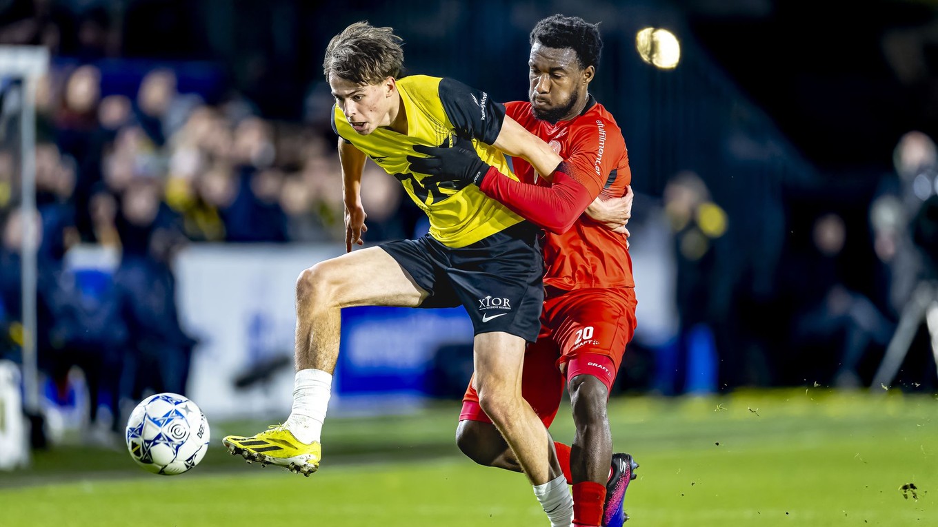 Leo Sauer v zápase proti Almere City.