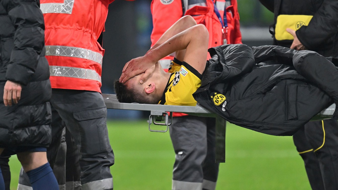 Obranca Dortmundu Nico Schlotterbeck opúšťa na nosidlách ihrisko po zápase proti FC Barcelona v Lige majstrov.