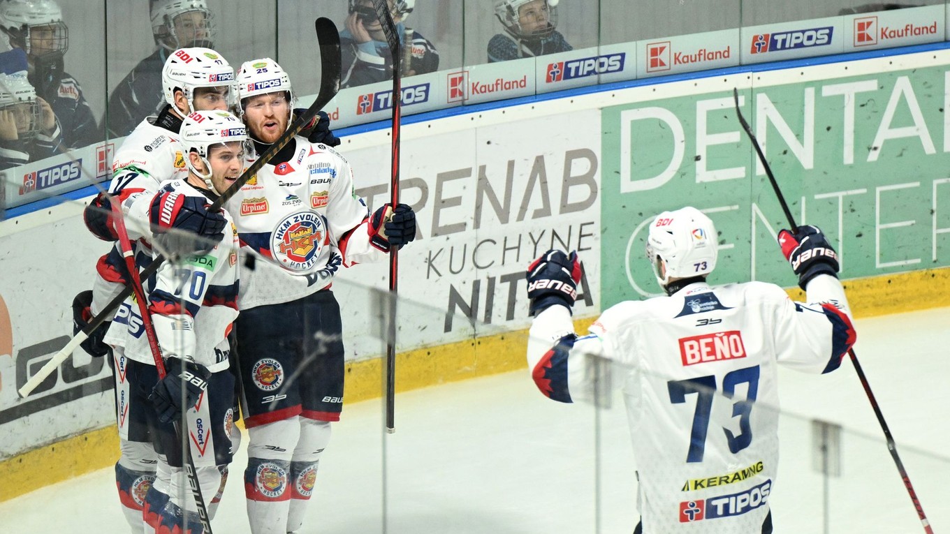 Hráči Zvolena sa tešia po strelení gólu v zápase 26. kola hokejovej Tipos extraligy.