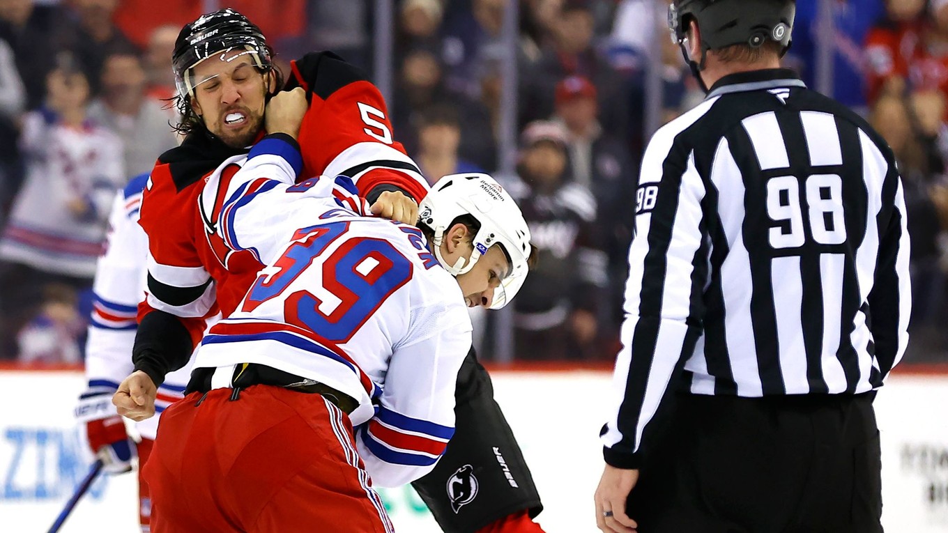 Sam Carrick (NY Rangers) v bitke s Brendenom Dillonom (NJ Devils)