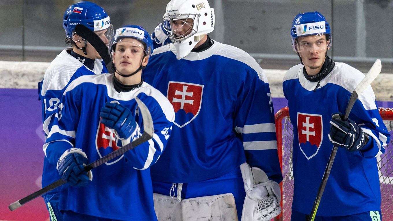 Slovenskí hokejisti po zápase proti USA na 32. Svetových zimných univerzitných hrách.