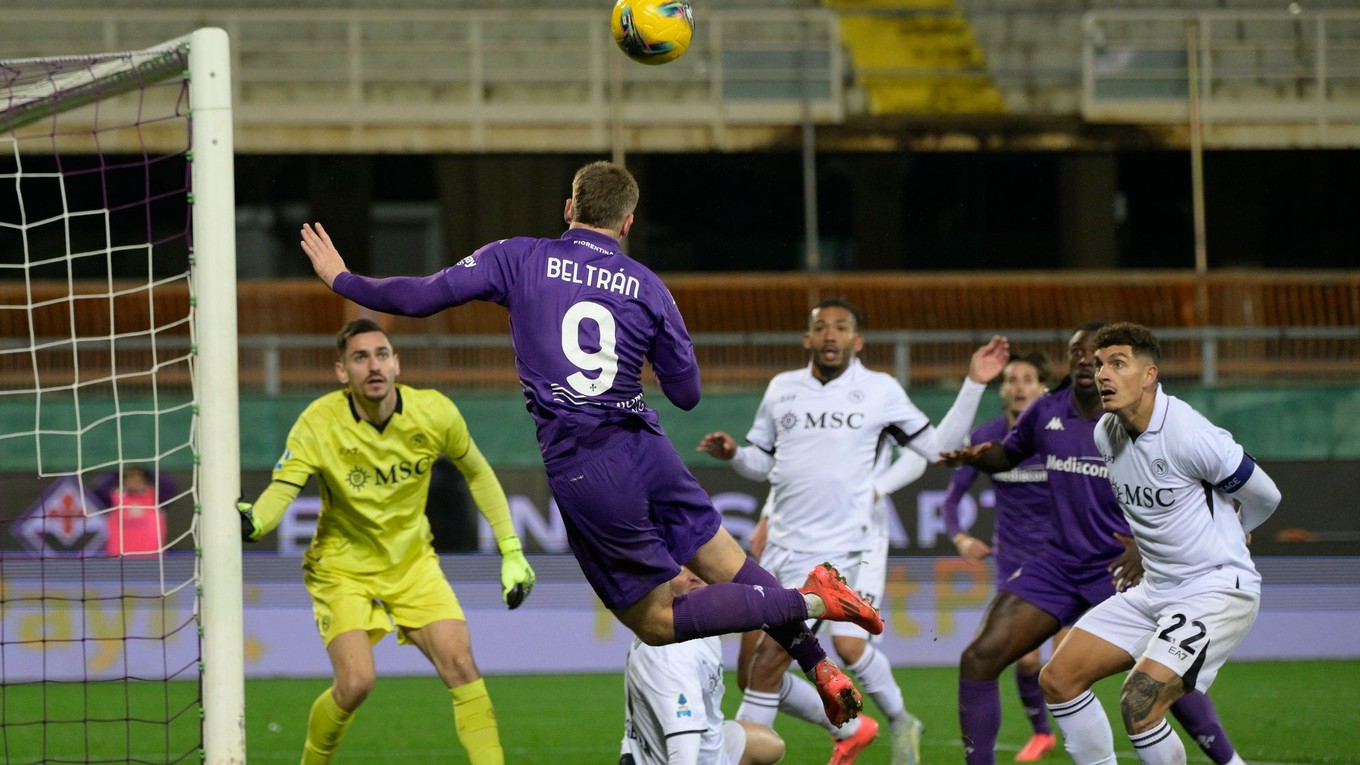 Lucas Beltran počas obranného zákroku v zápase ACF Fiorentina - SSC Neapol v 19. kole Serie A.