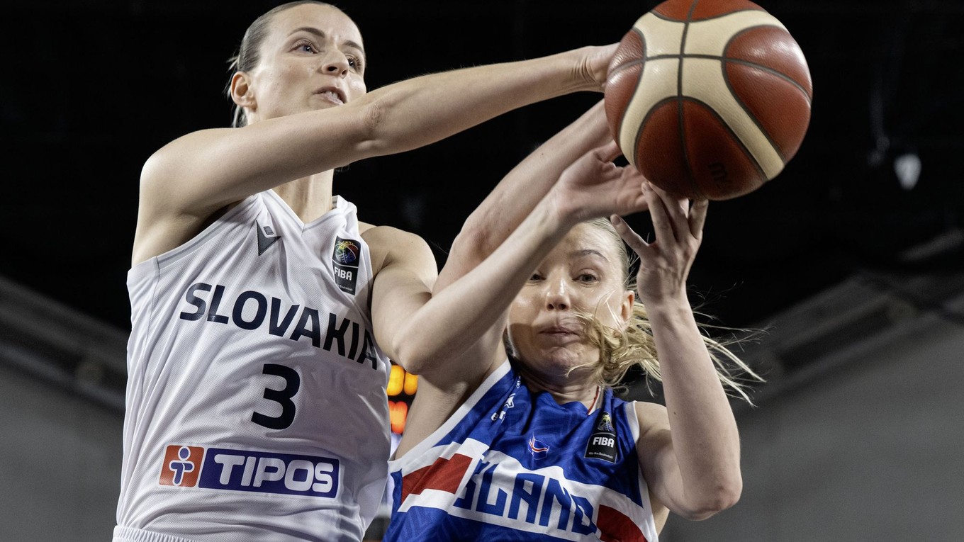 zľava Ivana Jakubcová (Slovensko) a Thora Jonsdottirová (Island) bojujú o loptu počas zápasu F-skupiny kvalifikácie ME 2025 Slovensko - Island