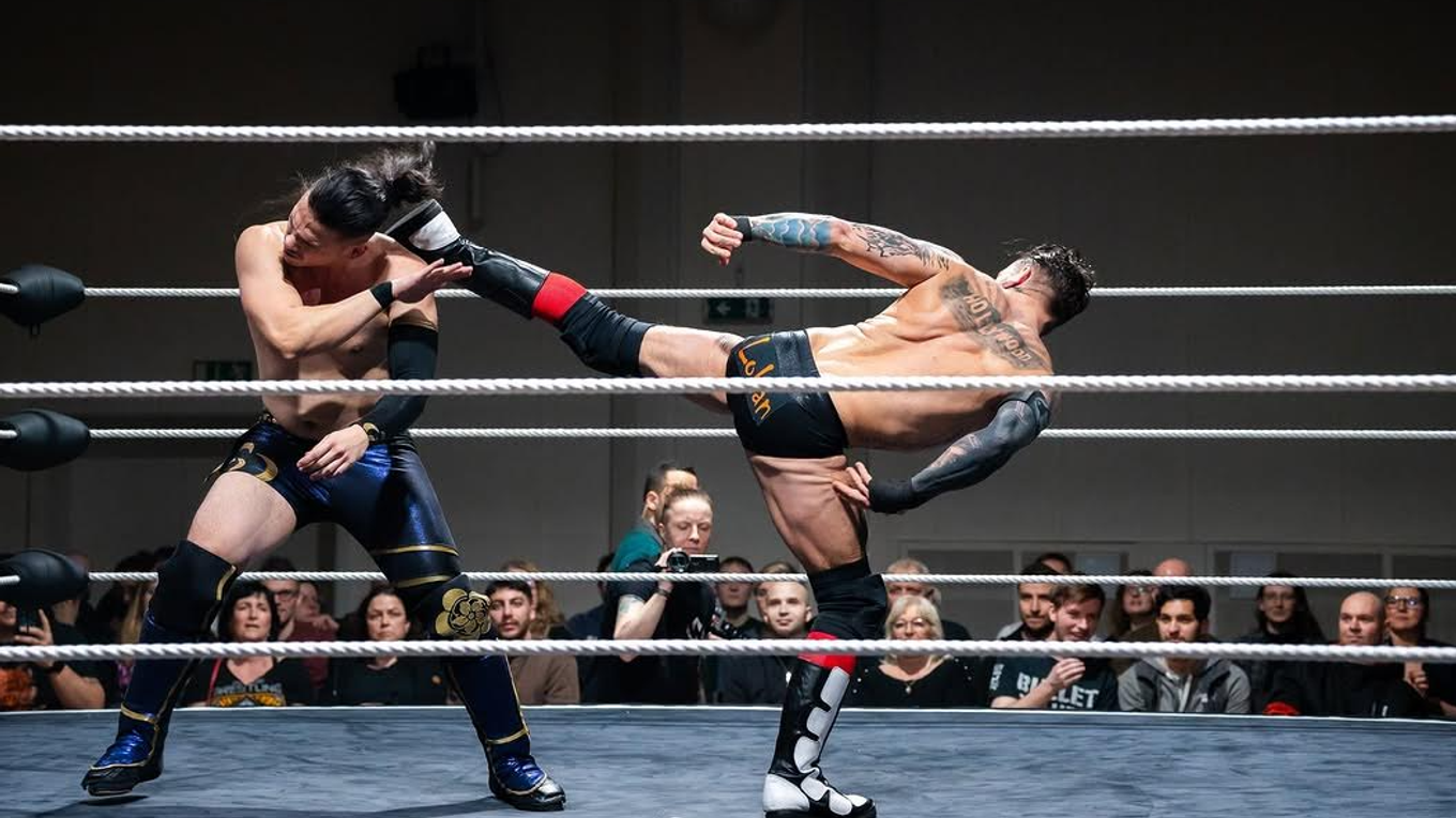 Súboj v profesionálnom wrestlingu.