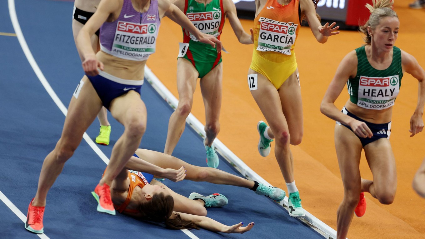 Maureen Kosterová skolabolana na halových ME v atletike 2025.