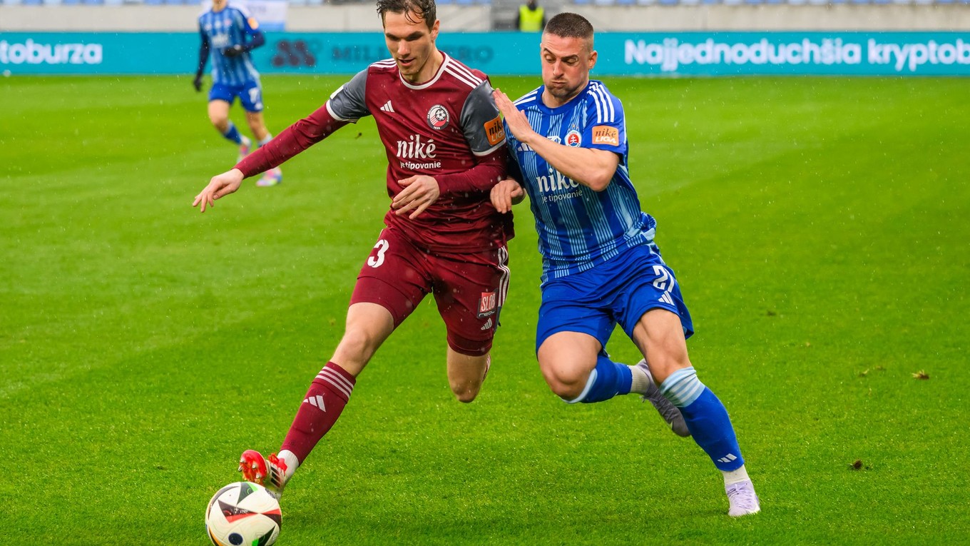 Filip Mielke (Podbrezová) a Róbert Mak (Slovan) počas zápasu 3. kola nadstavbovej časti Niké ligy skupiny o titul ŠK Slovan Bratislava - FK Železiarne Podbrezová.