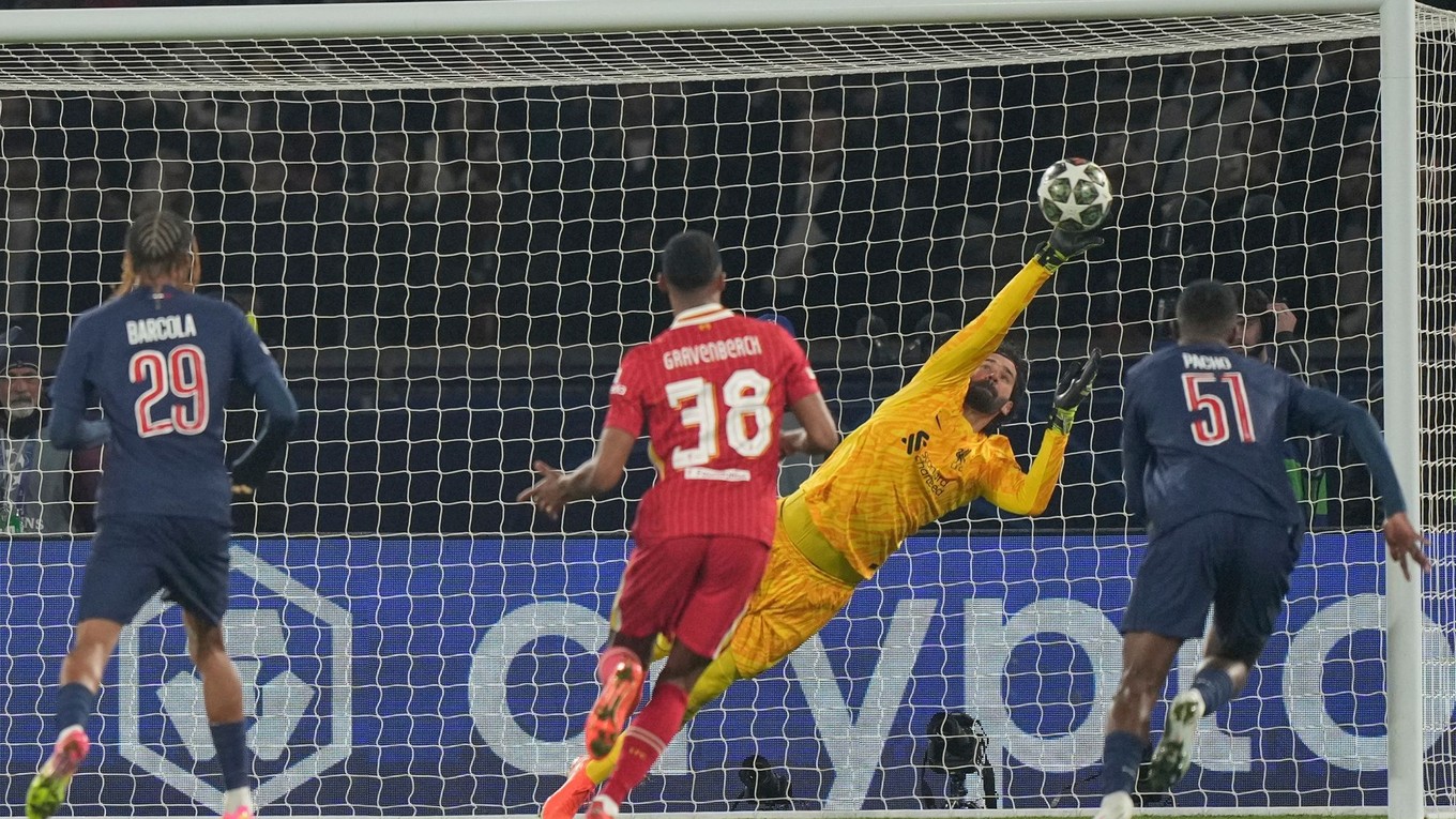 Brankár FC Liverpool Alisson likviduje šancu v zápase proti Paríž Saint-Germain.