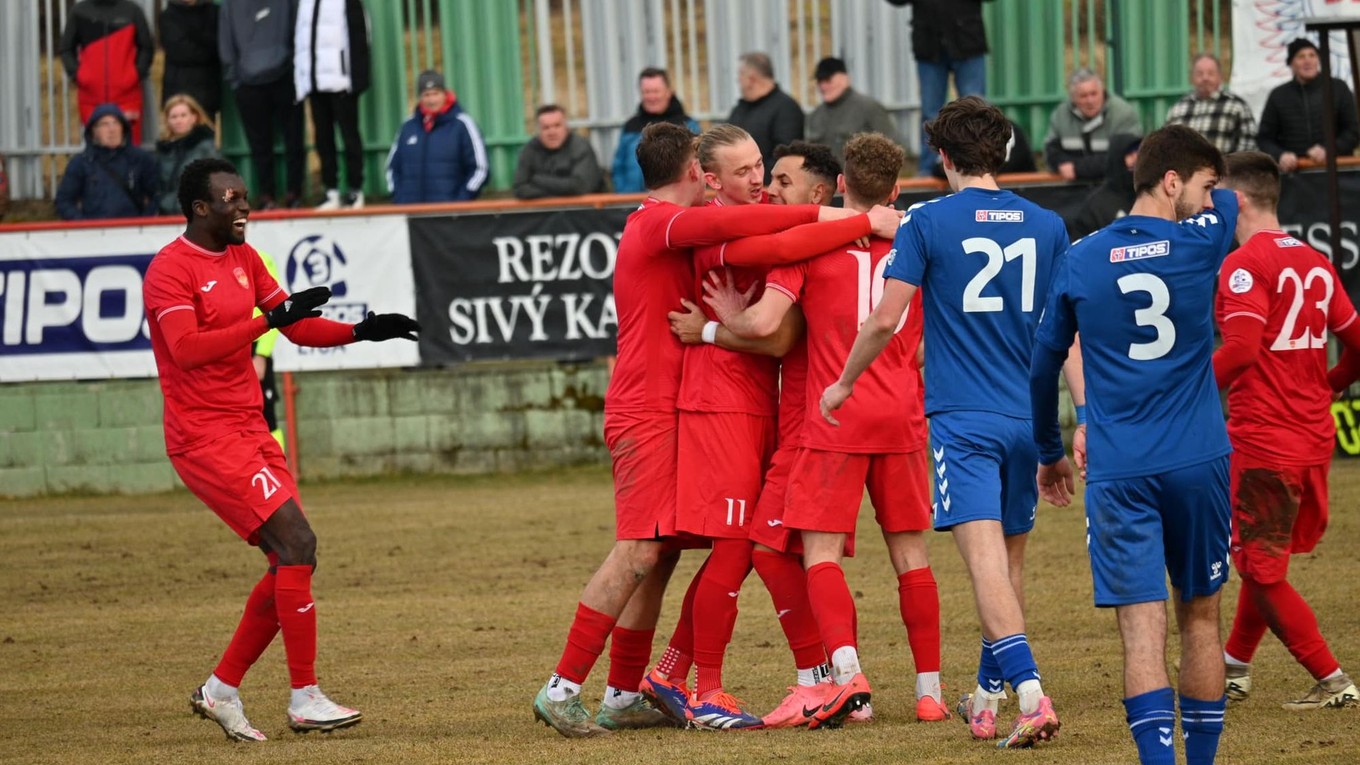 Momentka zo zápasu Lehota pod Vtáčnikom - FK Rača.