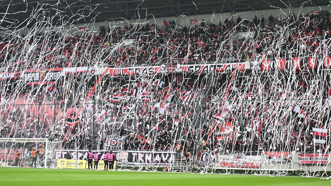 Na snímke fanúšikovia Spartaka počas odvety semifinále Slovenského pohára FC Spartak Trnava - ŠK Slovan Bratislava.