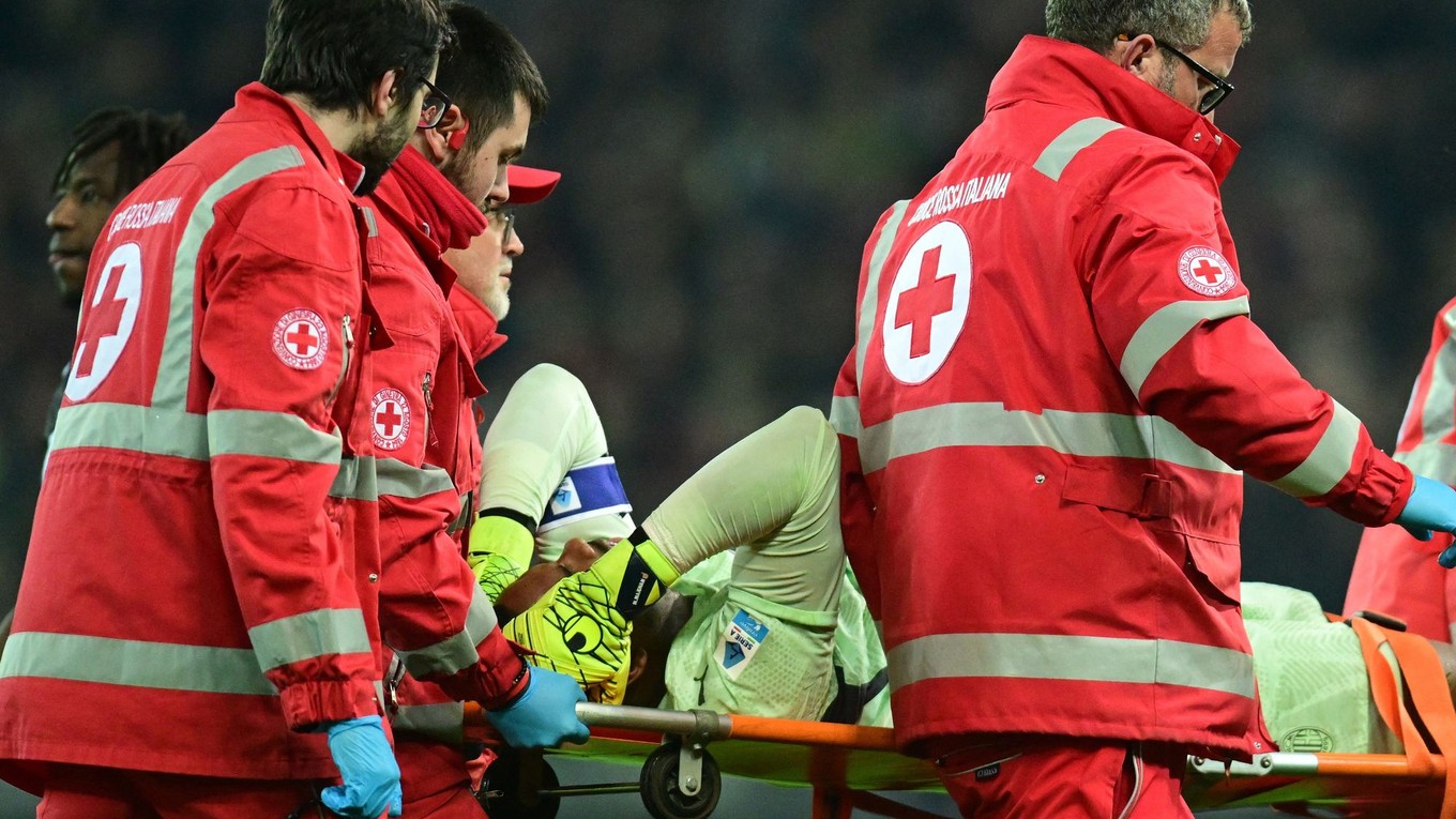 Brankár AC Miláno sa zrazil so spoluhráčom