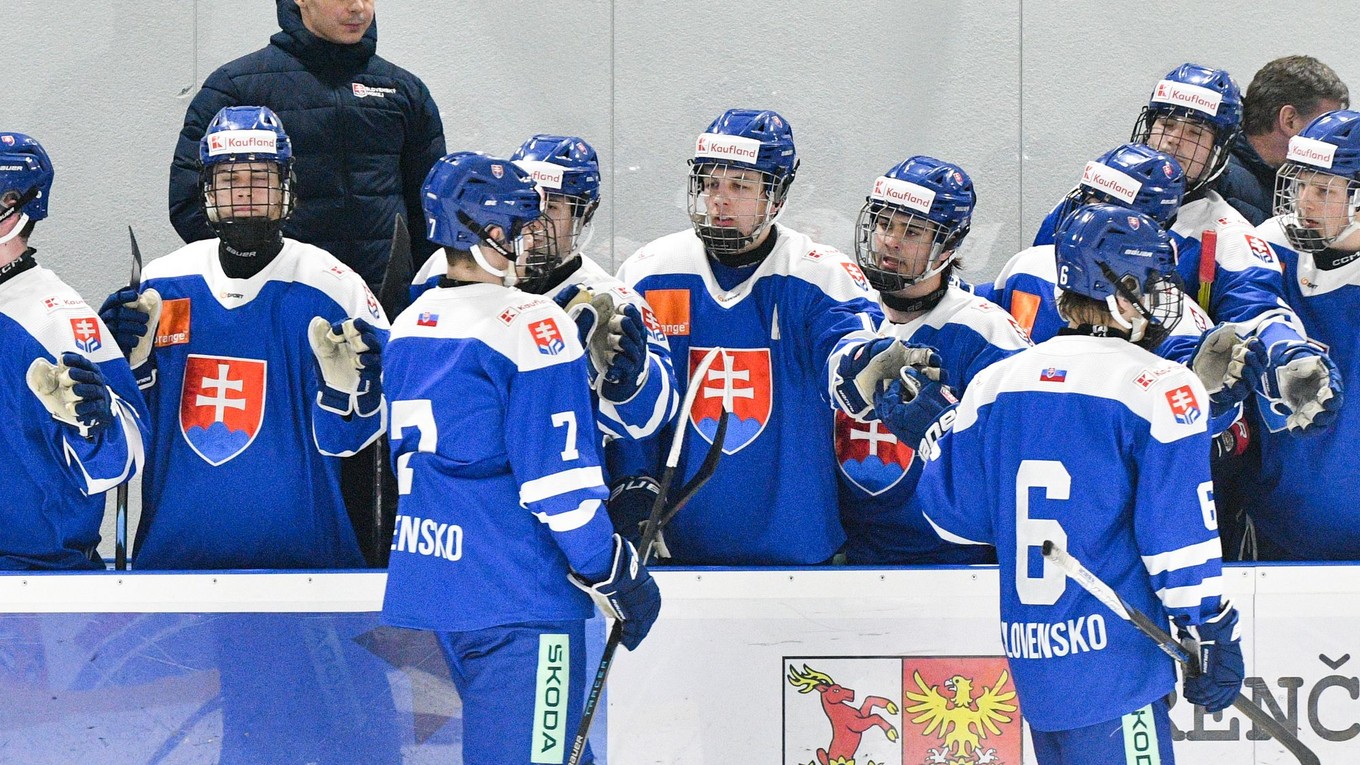 Hlavný tréner slovenskej hokejovej reprezentácie 18 Martin Dendis a hráči.