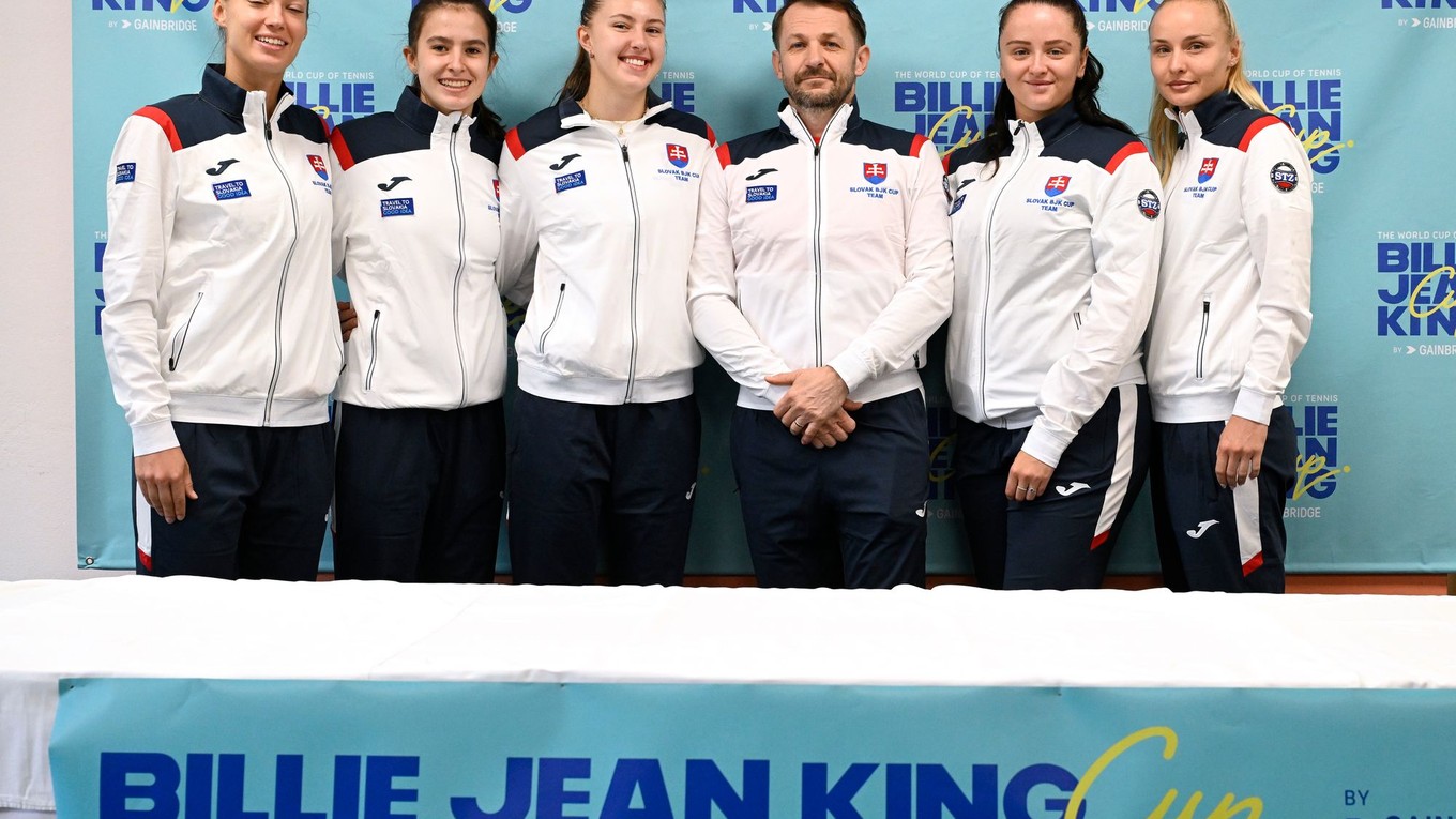 zľava Tereza Mihalíková, Mia Pohánková, Renáta Jamrichová, kapitán Matej Lipták, Viktória Hrunčáková a Rebecca Šramková 