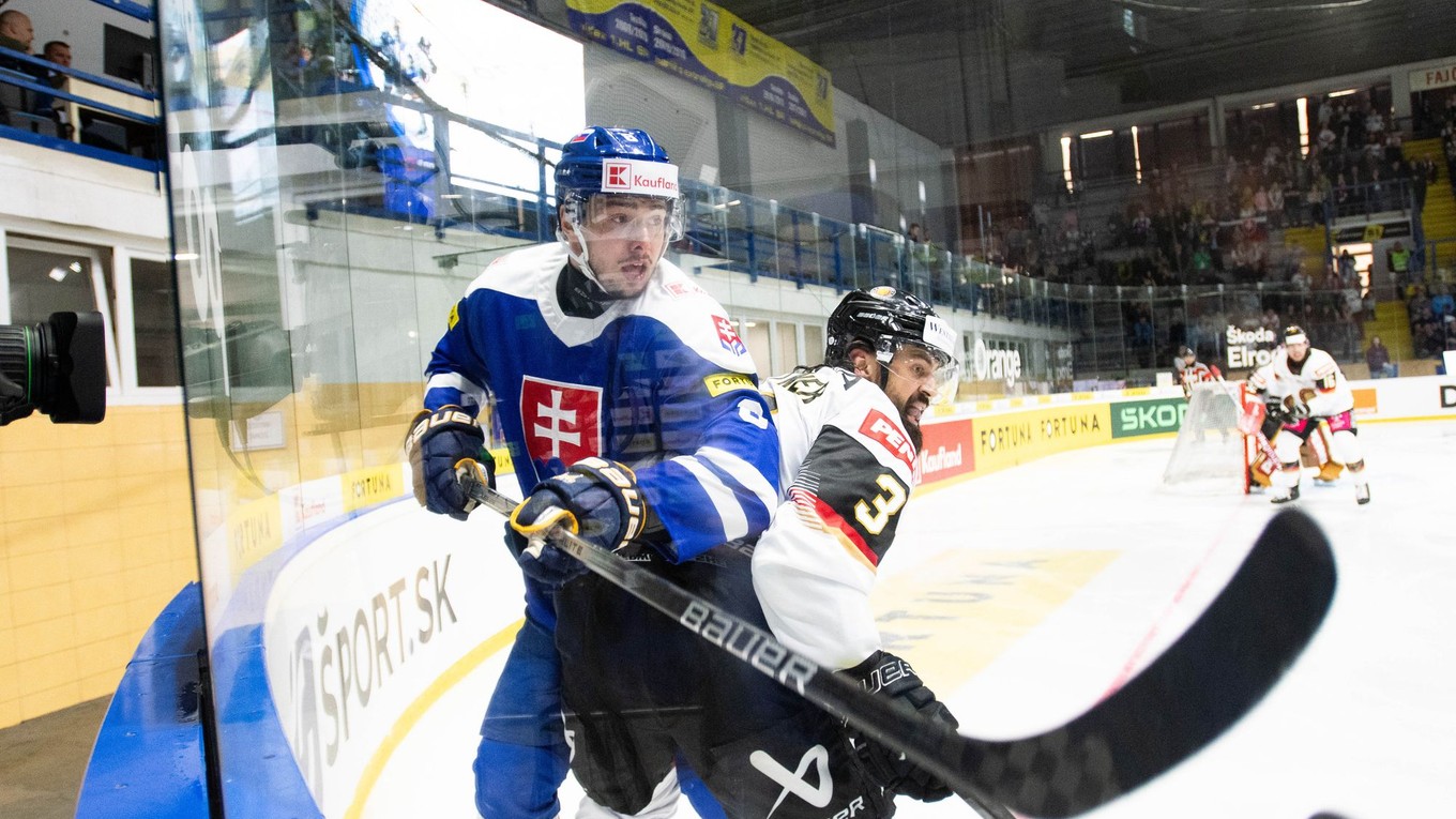Dávid Romaňák (Slovensko) a Dominik Bittner (Nemecko) počas prípravného zápasu pred MS 2025 Slovensko - Nemecko v Piešťanoch. 